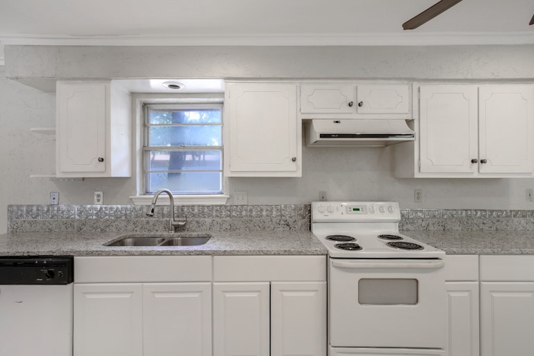 Photo 15 of 25 - 1241 King Dr, Bedford, TX 76022