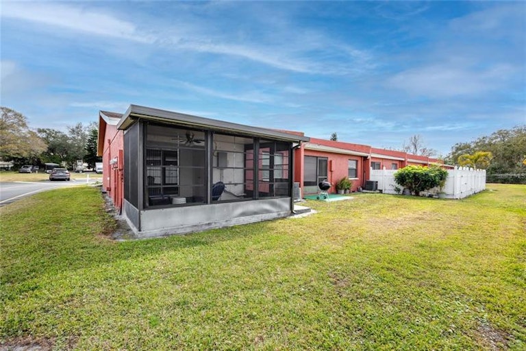 Photo 4 of 12 - 6324 Bonnie Bay Cir N, Pinellas Park, FL 33781