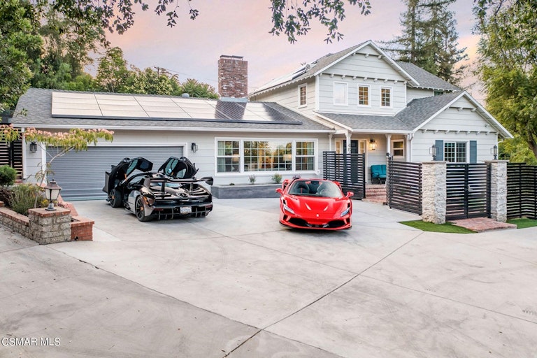 Photo 2 of 60 - 4641 Caritina Dr, Tarzana, CA 91356