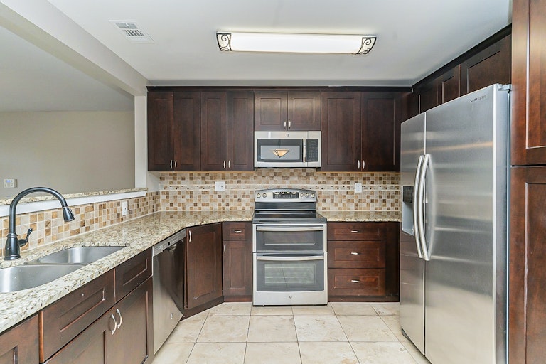 Photo 4 of 21 - 2812 E Ln, Fort Worth, TX 76116