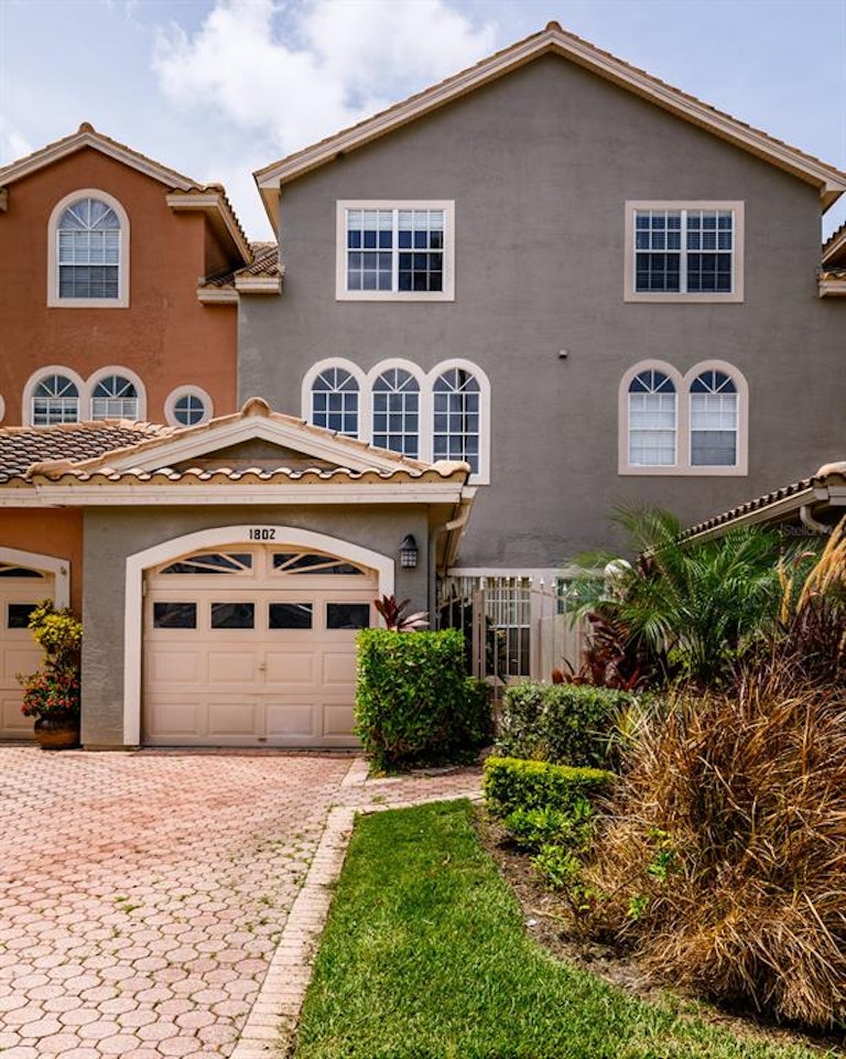 Photo 2 of 36 - 1802 Lago Vista Blvd, Palm Harbor, FL 34685