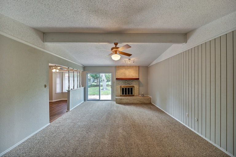 Photo 10 of 25 - 3820 Wedgworth Rd S, Fort Worth, TX 76133