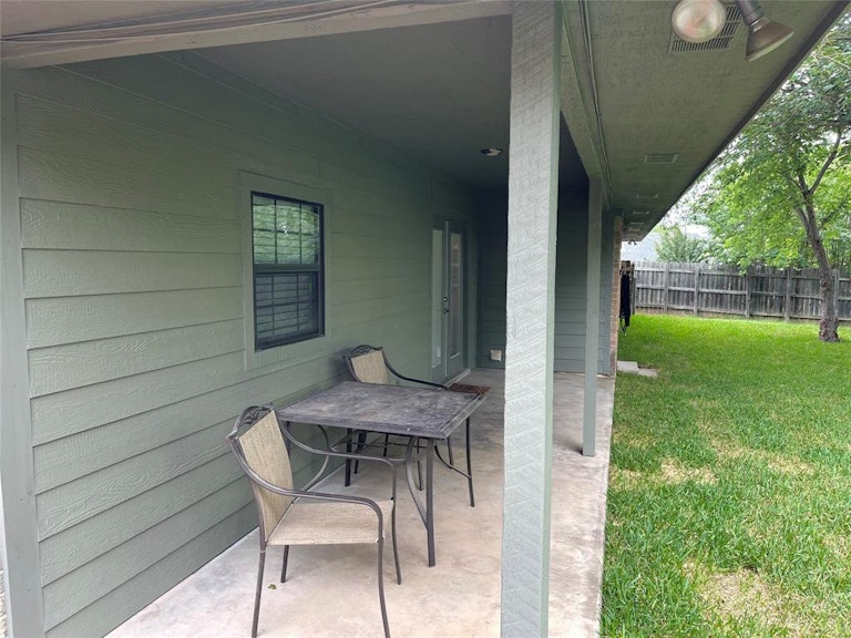 Photo 36 of 40 - 208 Guinevere Dr, Weatherford, TX 76086