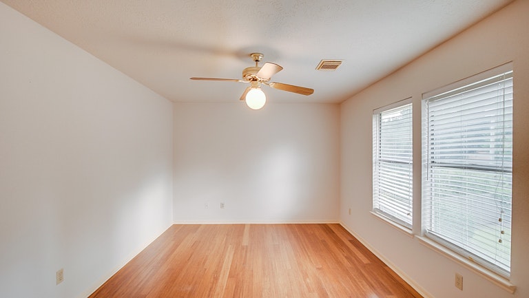 Photo 21 of 35 - 14426 Little Willow Walk, Houston, TX 77062