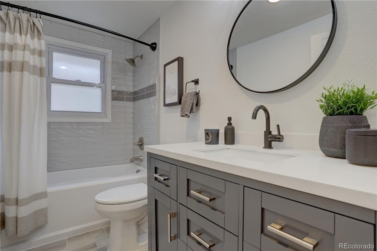 Photo 17 of 25 - 3376 Jasmine St, Denver, CO 80207