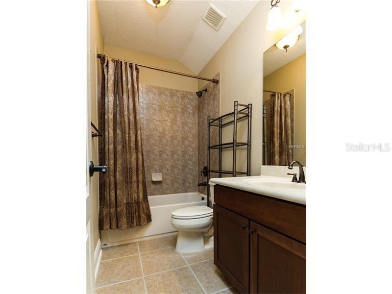 Photo 19 of 25 - 25625 Hawks Run Ln, Sorrento, FL 32776