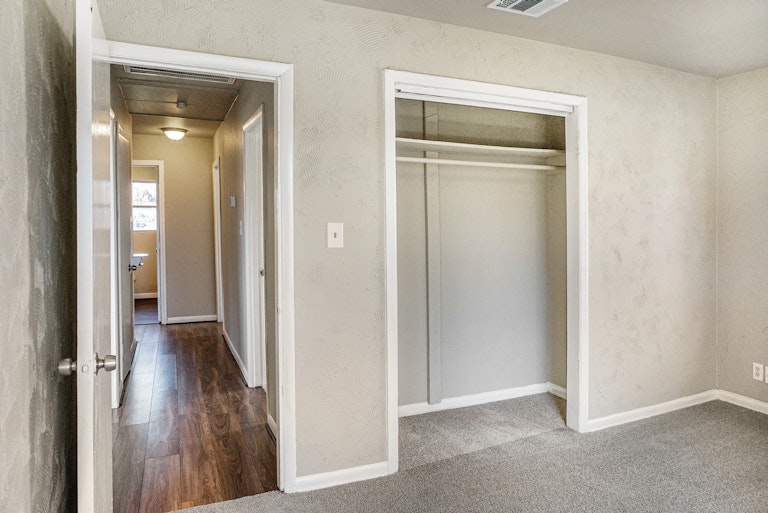 Photo 8 of 15 - 3115 Dacca Dr, Houston, TX 77051