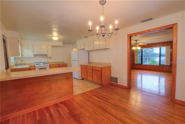 Photo 9 of 25 - 630 Candyce Ave, Lakeland, FL 33815