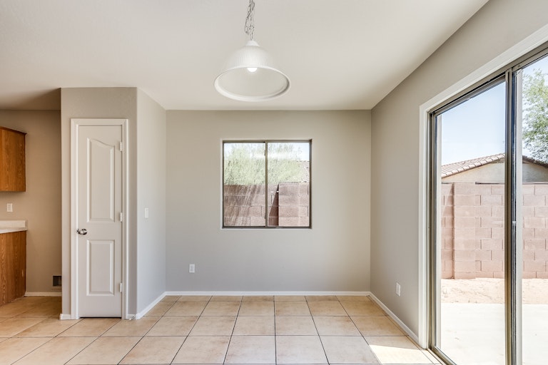 Photo 7 of 18 - 8015 W Pioneer St, Phoenix, AZ 85043