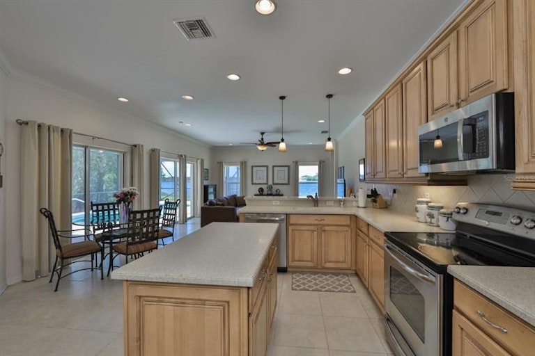 Photo 17 of 50 - 801 Seminole Sky Dr, Ruskin, FL 33570