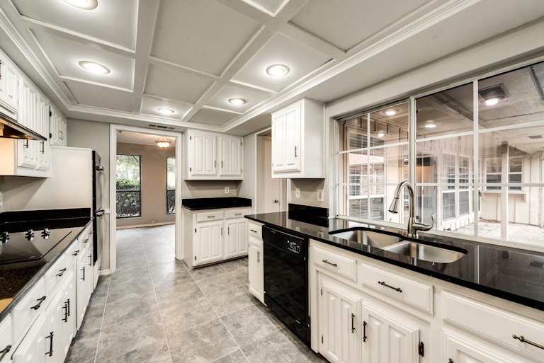 Photo 6 of 31 - 1115 Derbyshire Pl, Carrollton, TX 75007