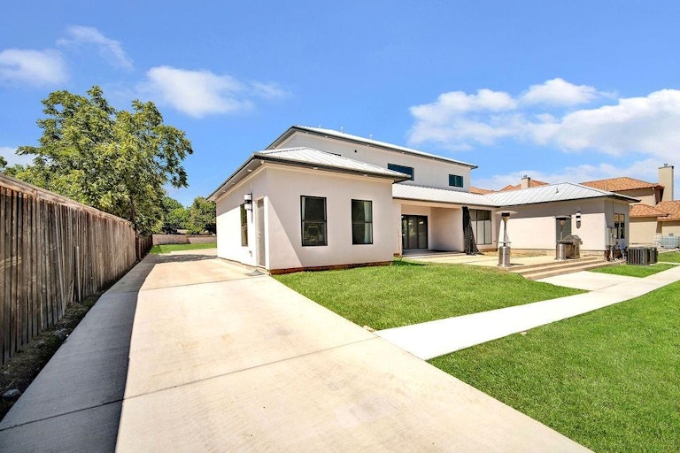 Photo 4 of 31 - 4806 Lynnacre Dr, Dallas, TX 75211