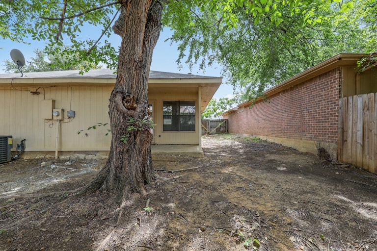 Photo 23 of 25 - 401 Angelina Dr, Arlington, TX 76018