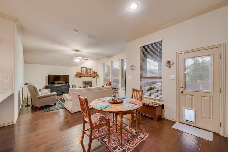 Photo 12 of 38 - 2222 Fallbrooke Dr, Grand Prairie, TX 75050