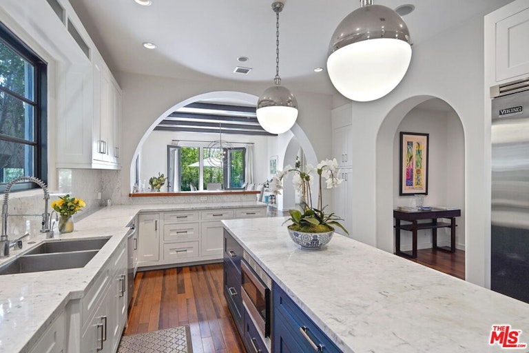 Photo 11 of 24 - 115 S Edinburgh Ave, Los Angeles, CA 90048