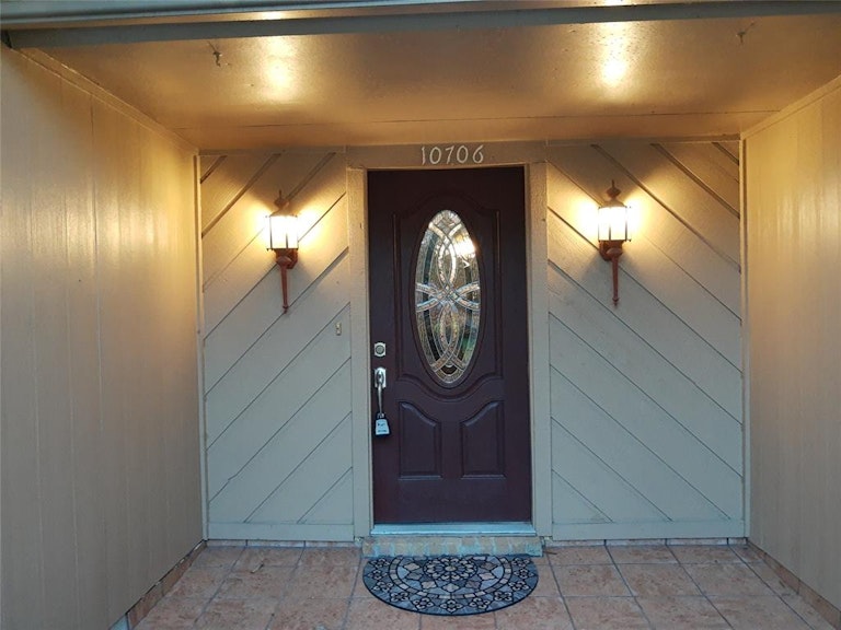 Photo 2 of 39 - 10706 Sageyork Dr, Houston, TX 77089