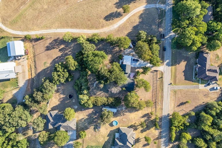 Photo 11 of 38 - 413 Silver Ln, Azle, TX 76020