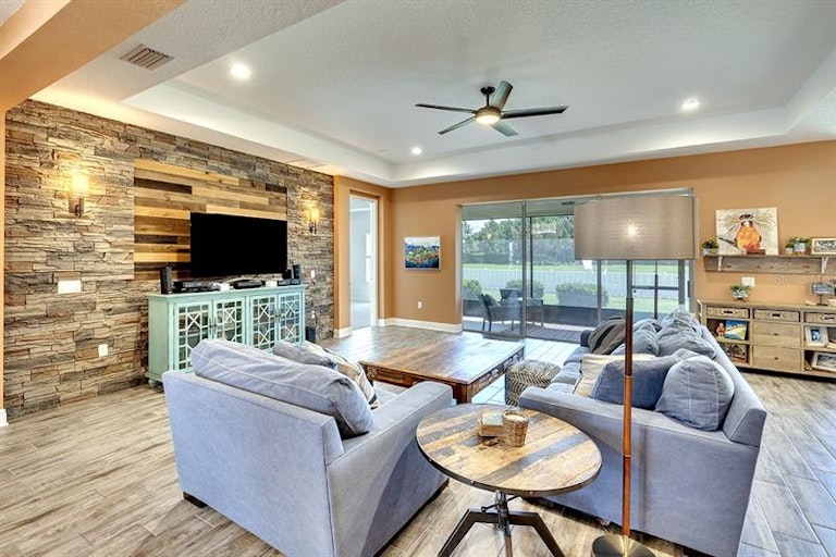 Photo 9 of 39 - 1124 Thornbury Dr, Parrish, FL 34219