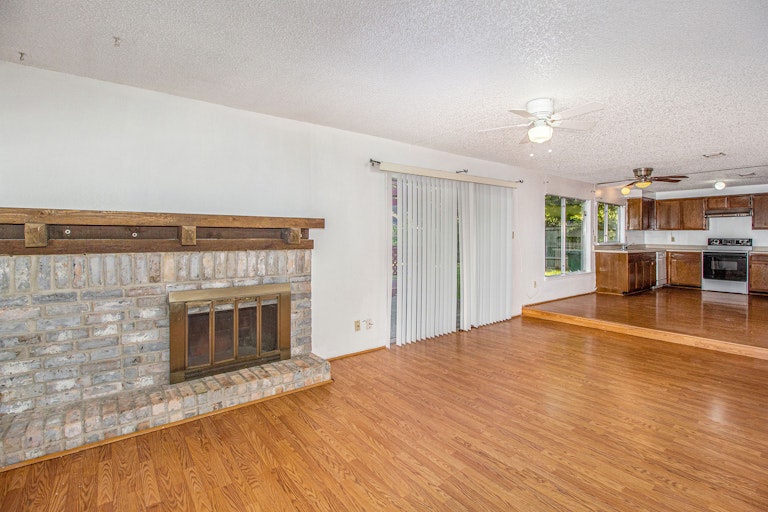 Photo 5 of 17 - 7802 Del Glen Ln, Houston, TX 77072