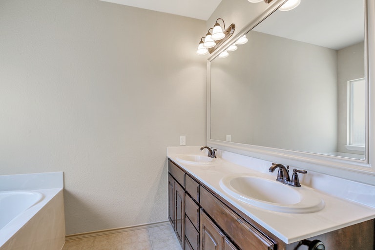 Photo 25 of 27 - 9124 Oldwest Trl, Fort Worth, TX 76131