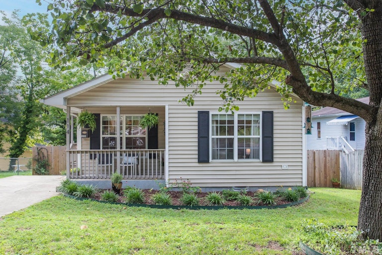 Photo 2 of 25 - 114 N Blacknall St, Durham, NC 27703