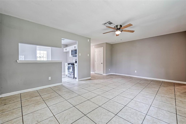 Photo 9 of 32 - 8638 Valley Flag Dr, Houston, TX 77078