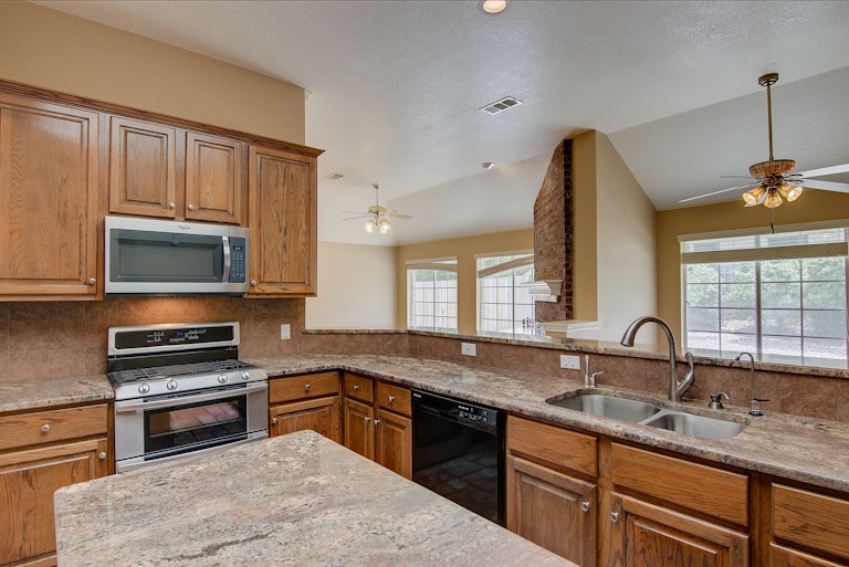 Photo 14 of 31 - 1214 Deepwoods Trl, Leander, TX 78641