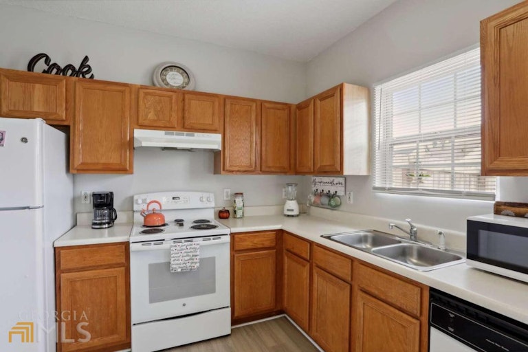 Photo 6 of 24 - 3802 Rector Dr, Rex, GA 30273