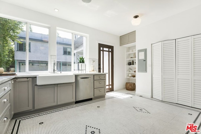 Photo 23 of 49 - 641 N Mariposa Ave, Los Angeles, CA 90004