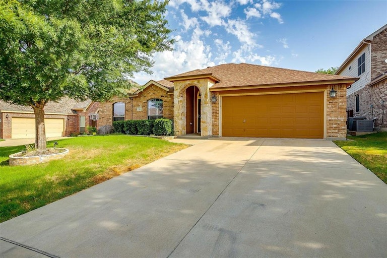Photo 1 of 40 - 783 Peach Ln, Burleson, TX 76028