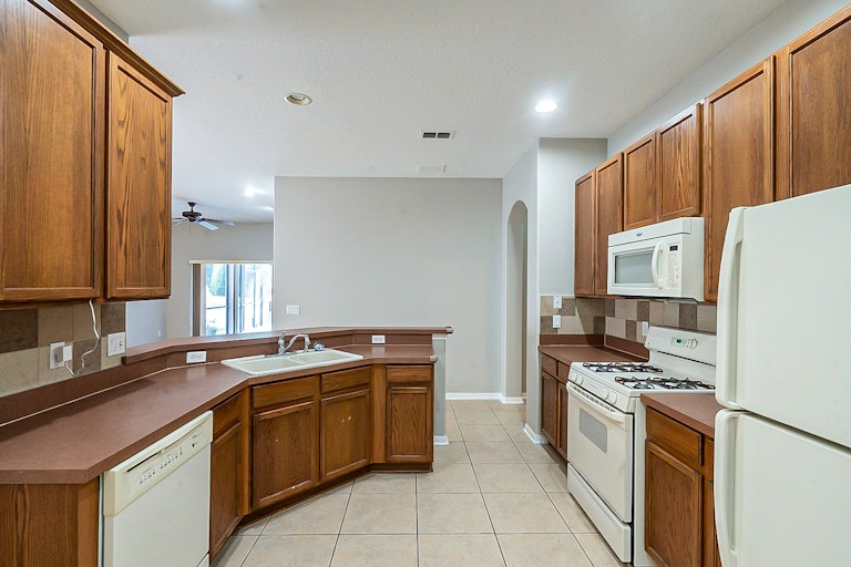 Photo 10 of 33 - 1621 Anna Catherine Dr, Orlando, FL 32828
