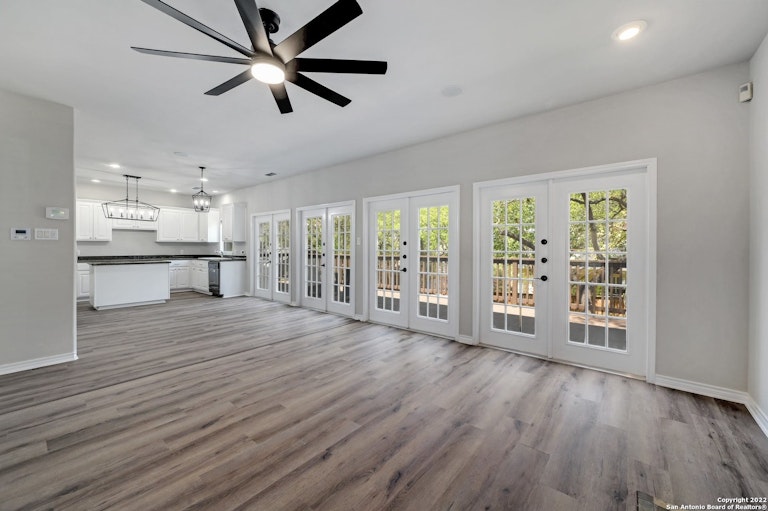 Photo 4 of 32 - 16218 Robinwood Ln, San Antonio, TX 78248