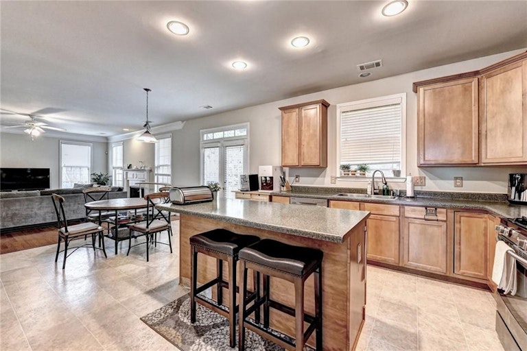 Photo 9 of 38 - 342 Rutlidge Park Ln, Suwanee, GA 30024