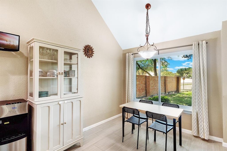 Photo 10 of 25 - 9001 Cumberland Dr, Irving, TX 75063