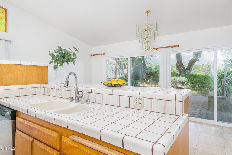 Photo 21 of 47 - 4050 Canyon Dell Dr, Altadena, CA 91001