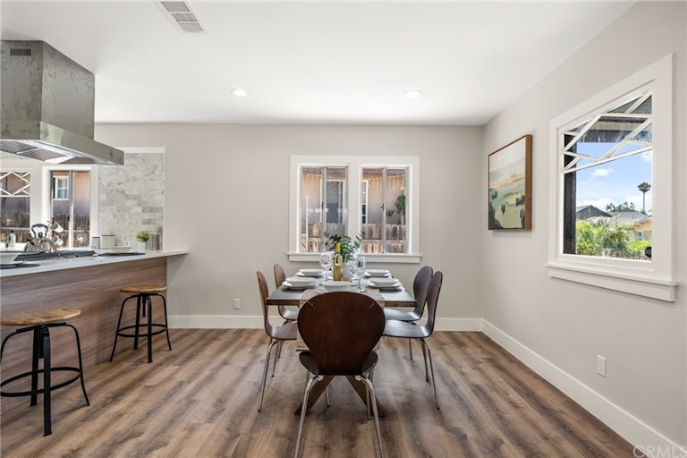 Photo 5 of 25 - 3321 W 27th St, Los Angeles, CA 90018