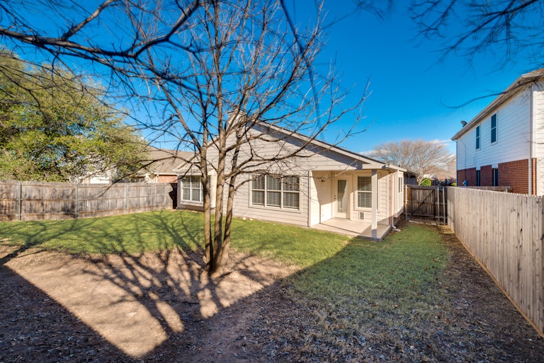 Photo 6 of 27 - 8332 Orleans Ln, Fort Worth, TX 76123