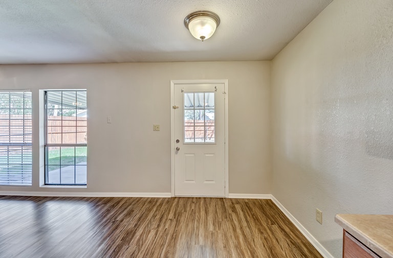 Photo 13 of 29 - 3106 Edelweiss Dr, Grand Prairie, TX 75052