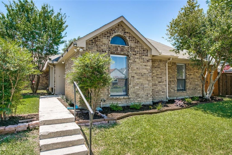 Photo 1 of 25 - 2836 Silverspring Rd, Carrollton, TX 75006