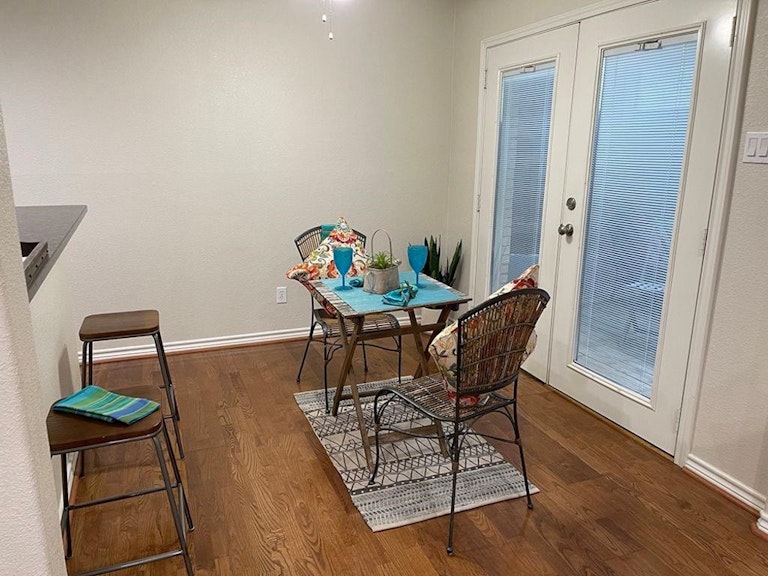 Photo 7 of 21 - 5832 Sandhurst Ln Unit B, Dallas, TX 75206