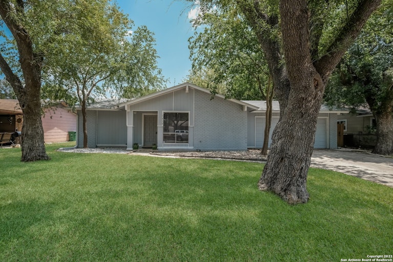 Photo 2 of 22 - 7434 Fieldgate Dr, San Antonio, TX 78227