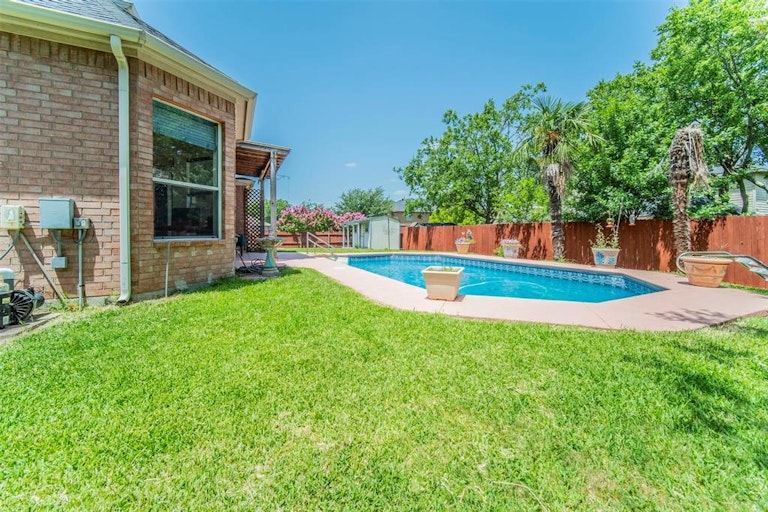 Photo 6 of 28 - 801 Saint Eric Dr, Mansfield, TX 76063
