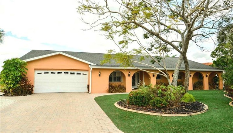 Photo 2 of 25 - 6338 Wisteria Ln, Apollo Beach, FL 33572