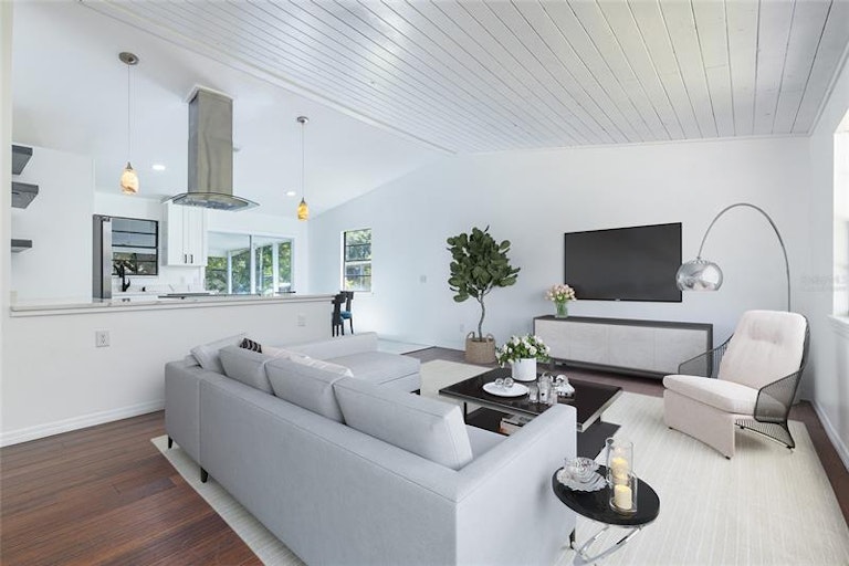 Photo 3 of 28 - 10017 Parsons St, Tampa, FL 33615