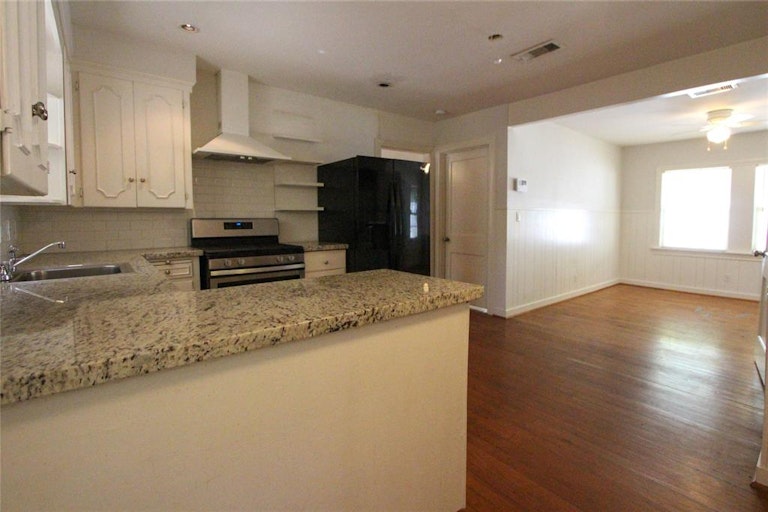 Photo 11 of 15 - 892 Mansfield St, Houston, TX 77091