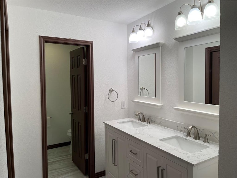 Photo 23 of 40 - 208 Guinevere Dr, Weatherford, TX 76086