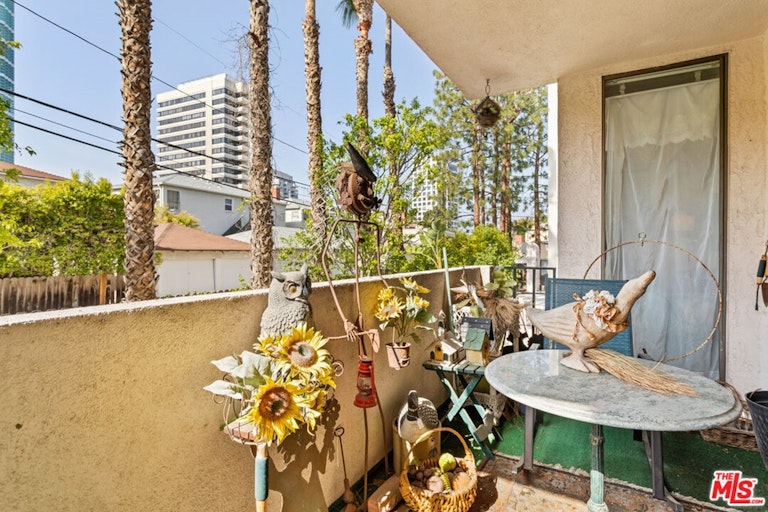 Photo 24 of 38 - 1250 S Beverly Glen Blvd #208, Los Angeles, CA 90024