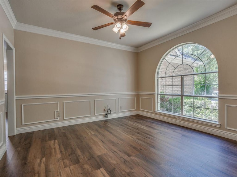 Photo 5 of 32 - 2524 Oak Brook Dr, Bedford, TX 76021
