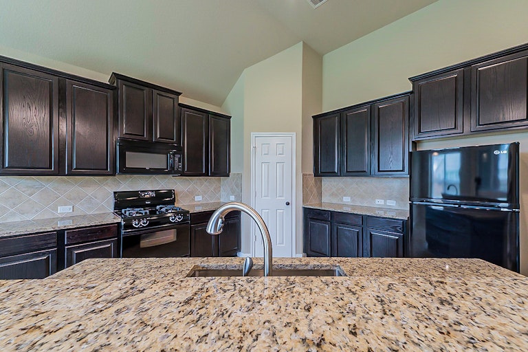 Photo 9 of 35 - 13707 Parkers Cove Ct, Houston, TX 77044