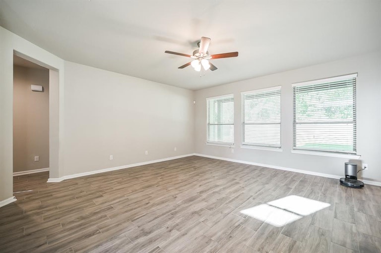 Photo 5 of 36 - 6822 Aspen Peak Dr, Baytown, TX 77521